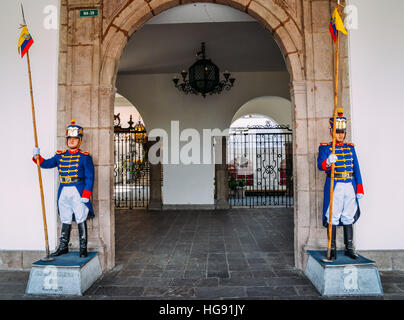 Schutzvorrichtung der Präsidentenpalast (Carondelet) auf der Plaza Grande in der Altstadt von Quito, Ecuador Stockfoto