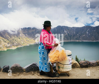 Andinen indigenen Frau Verkauf von Textilien in traditionellen Inka Zollwesen in Quilotoa Vulkans, Ecuador Stockfoto