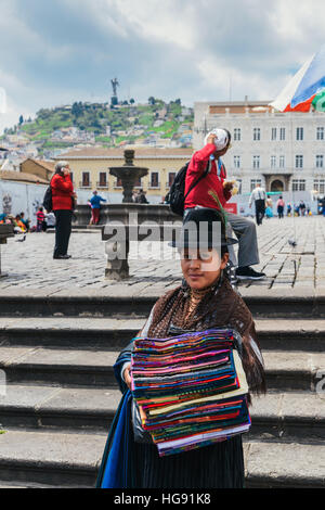 Andinen indigenen Frau Verkauf von Textilien in traditionellen Inka Zollwesen in Quito, Ecuador Stockfoto