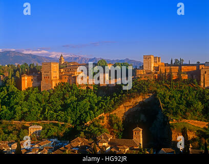 Alhambra und der Sierra Nevada, Granada, Andalusien, Spanien. Stockfoto