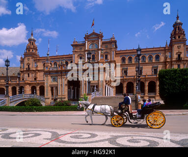 Touristen in Pferd gezogenen Wagen an der Plaza de Espana, Sevilla, Andalusien, Spanien Stockfoto