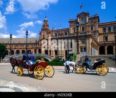 Touristen in Pferd gezogenen Kutsche auf der Plaza de Espana, Sevilla, Andalusien, Andalusien, Spanien Stockfoto
