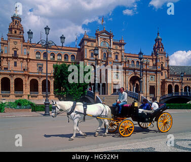 Touristen in Pferd gezogenen Wagen an der Plaza de Espana, Sevilla, Andalusien, Spanien Stockfoto