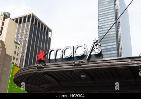NEW YORK - 28. April 2016: Macys am Herald Square in Manhattan. Es ist das Flaggschiff der Kaufhäuser Macys mit 2,2 Millionen Quadratfuß Einzelhandel sp Stockfoto