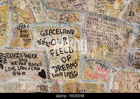 Graffiti von Fans von Elvis Presley auf Stein Wand vor Graceland Mansion. Stockfoto