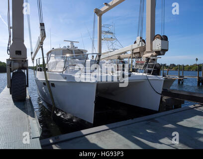 Ein Bestreben Trawlercat aus dem Wasser in einem Boot anheben Schlinge Hebezeug angehoben wird Stockfoto