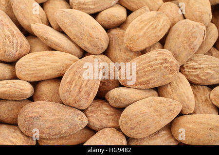 Essen Hintergrund - große geschälte gebratene gesalzene Mandeln willkürlich aufgestellt Stockfoto
