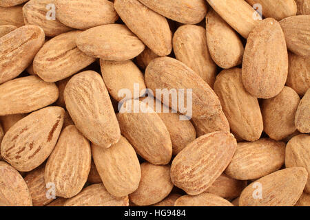 Essen Hintergrund - große geschälte gebratene gesalzene Mandeln willkürlich aufgestellt Stockfoto