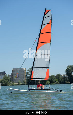 Segeln auf einem See - Sommer und Sport-Thema Stockfoto