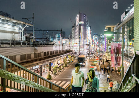 Eine Straße Szene außerhalb Bahnhof Ueno, Tokyo, Japan Stockfoto