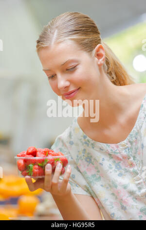 ein Behälter mit Erdbeeren Stockfoto