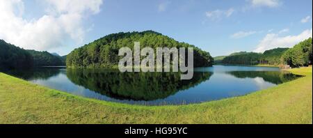 Panoramaansicht der Reflexion von Kiefern in Pang Oung See, Mae Hong Son, Thailand Stockfoto