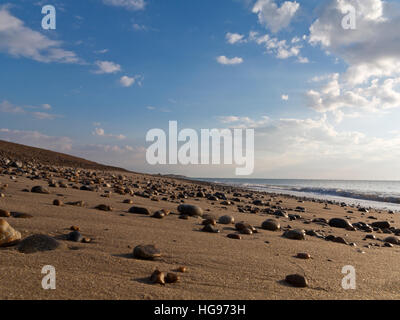 Sehr geringe Aufnahme über ein Kiesstrand mit Meer und Horizont im Hintergrund, Aldeburgh, Suffolk, England Stockfoto