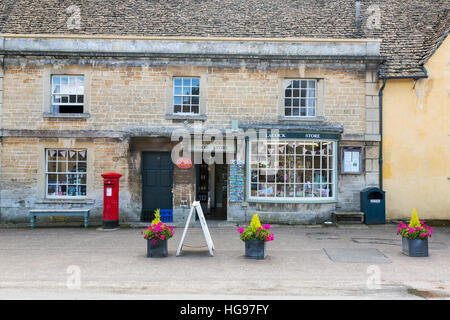 Der Dorfladen und Post im Dorf Lacock, Wiltshire, England, UK Stockfoto