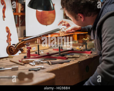 Meister Luthier Vladimiro Cubanzi bei der Arbeit in seinem Labor in Cremona, Italien Stockfoto