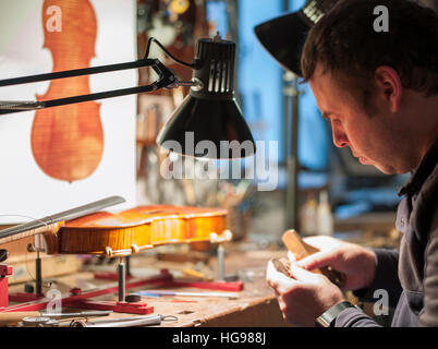 Meister Luthier Vladimiro Cubanzi bei der Arbeit in seinem Labor in Cremona, Italien Stockfoto