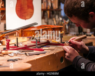 Meister Luthier Vladimiro Cubanzi bei der Arbeit in seinem Labor in Cremona, Italien Stockfoto