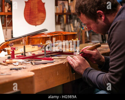 Meister Luthier Vladimiro Cubanzi bei der Arbeit in seinem Labor in Cremona, Italien Stockfoto