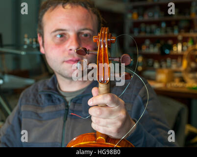 Meister Luthier Vladimiro Cubanzi bei der Arbeit in seinem Labor in Cremona, Italien Stockfoto