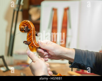 Meister Luthier Vladimiro Cubanzi bei der Arbeit in seinem Labor in Cremona, Italien Stockfoto