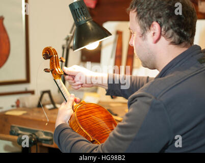 Meister Luthier Vladimiro Cubanzi bei der Arbeit in seinem Labor in Cremona, Italien Stockfoto