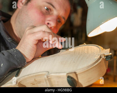 Meister Luthier Vladimiro Cubanzi bei der Arbeit in seinem Labor in Cremona, Italien Stockfoto