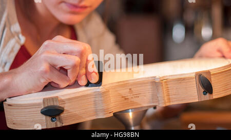 Meister Luthier Vladimiro Cubanzi bei der Arbeit in seinem Labor in Cremona, Italien Stockfoto