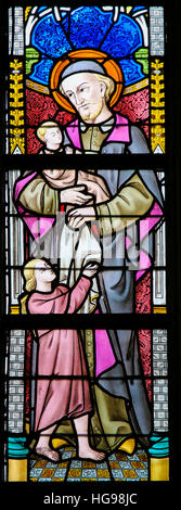 Glasmalerei-Fenster Darstellung Saint Vincent de Paul in der Kathedrale St. Bavo in Gent, Flandern, Belgien. Stockfoto