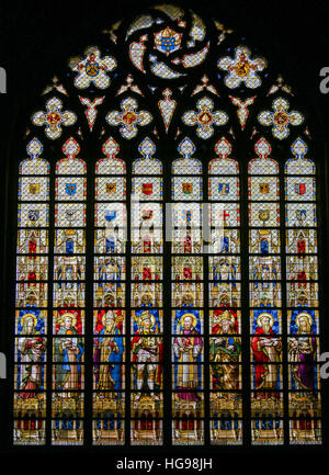 Glasmalerei-Fenster Darstellung katholischen Heiligen in der Kathedrale St. Bavo in Gent, Flandern, Belgien. Stockfoto