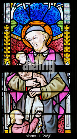 Glasmalerei-Fenster Darstellung Saint Vincent de Paul in der Kathedrale St. Bavo in Gent, Flandern, Belgien. Stockfoto