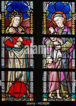 Glasmalerei-Fenster Darstellung Mary Magdalene und Saint Vincent de Paul in der Kathedrale St. Bavo in Gent, Belgien. Stockfoto