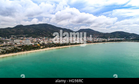 Schöne Luftaufnahme von Patong Beach auf Stadt, Berge und Himmel Hintergrund in Phuket, Thailand Stockfoto