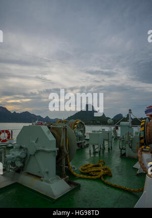 Anker Seil Spule und Rettungsboje auf Bogen mit thailändische Flagge des touristischen Kreuzfahrt-Schiff über Berge, Meer und Himmel Hintergrund Stockfoto