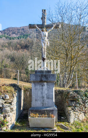 Alabaster Jesus Christus am Kreuz Kreuz im freien blauen Himmel Stockfoto