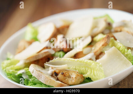 Makroaufnahme von frischen hausgemachten Caesar Salat mit Huhn Stockfoto