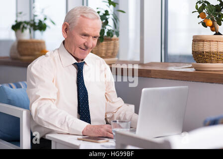 Leitenden Geschäftsmann arbeitet an seinem Vortrag Stockfoto