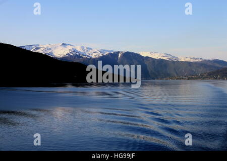 Die hinter einem Boot während eine Reise auf einem Fjord an der Küste von Norwegen Bild mit Kopie Raum im Querformat. Stockfoto