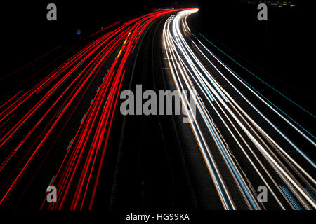 Auto Lichtspuren auf der Autobahn M40 in der Nacht. Oxfordshire, England Stockfoto