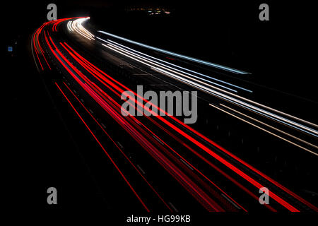 Auto Lichtspuren auf der Autobahn M40 in der Nacht. Oxfordshire, England Stockfoto