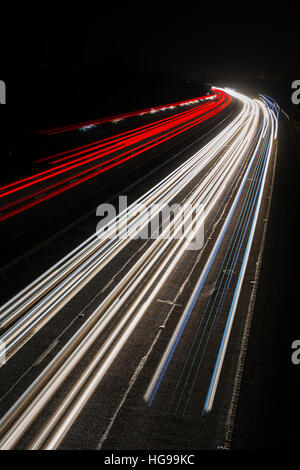 Auto Lichtspuren auf der Autobahn M40 in der Nacht. Oxfordshire, England Stockfoto