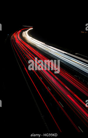 Auto Lichtspuren auf der Autobahn M40 in der Nacht. Oxfordshire, England Stockfoto