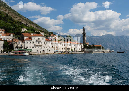 Perast in Montenegro von einem Boot los zu unserer lieben Frau der Felsen-Insel gesehen Stockfoto