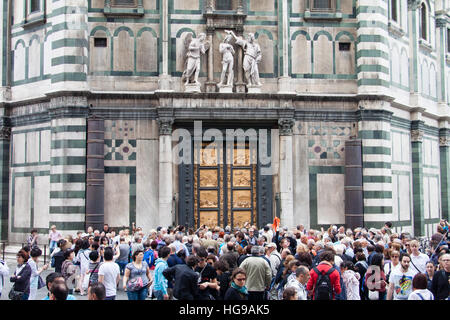 Florenz, Italien - 29. April 2016: Touristen suchen auf Osten Türen Baptisterium (Battistero di San Giovanni, Baptisterium des Heiligen Johannes) Stockfoto