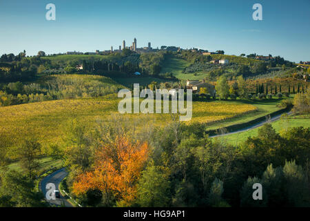 Herbstliche Ansicht der toskanischen Landschaft mit mittelalterlichen Stadt San Gimignano darüber hinaus, Toskana, Italien Stockfoto