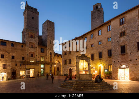 Twilight in Piazza della Cisterna, San Gimignano, Toskana, Italien Stockfoto