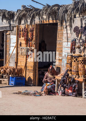 Himba Frau verkauft Souvenirs in Walvis Bay, Namibia. Stockfoto