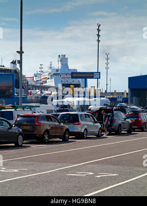 Passagiere warten in ein Auto einsteigen Fähre bei Portsmouth Harbour Hampshire England UK Stockfoto