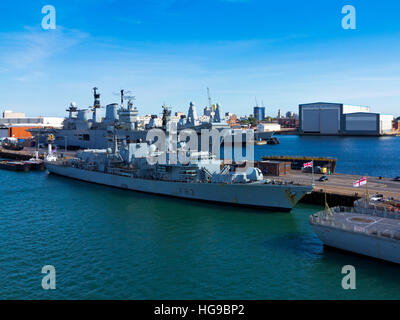 Blick über Portsmouth Hafen einen großen Marine- und zivilen Hafen in Hampshire, England UK mit Schiffen der Royal Navy am Liegeplatz Stockfoto