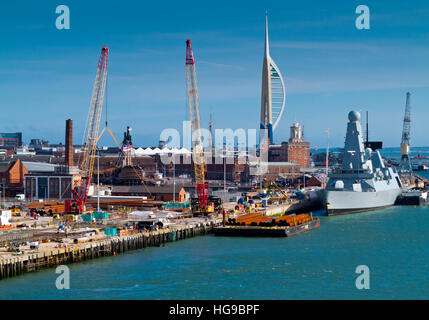 Blick über Portsmouth Hafen einen großen Marine- und zivilen Hafen in Hampshire England UK mit dem Spinnaker Tower sichtbar über Stockfoto