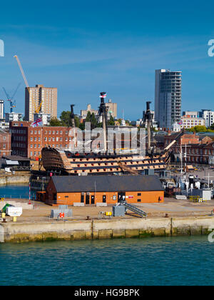 Blick über Portsmouth Hafen einen großen Marine- und zivilen Hafen in Hampshire England UK mit HMS Victory sichtbar Stockfoto